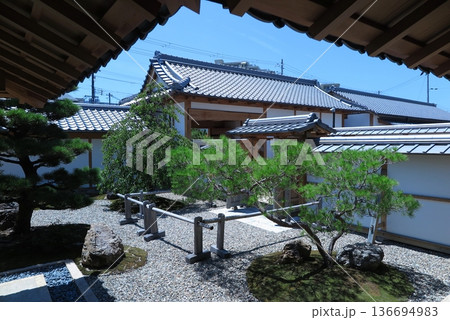 兵庫県立兵庫津ミュージアムの「初代県庁館（復元）」：敷地内の和風庭園 136694983