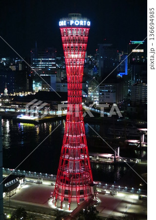 高層ビルから眺めた神戸ポートタワー（夜間・縦位置） 136694985