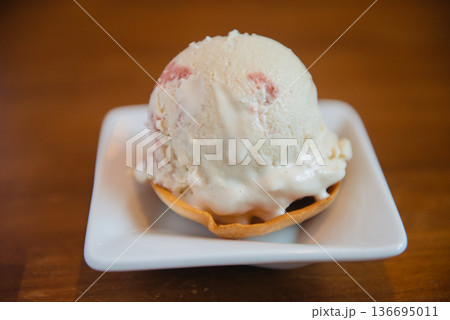 ワッフルカップに盛り付けられた冷たいアイスクリーム のイメージ カフェで提供されるデザートのイメ ワッフルカップに盛り付けられた冷たいアイスクリーム のイメージ カフェで提供されるデザートのイメ 136695011