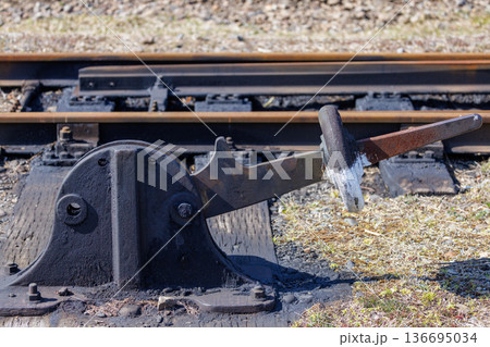 ローカル線の錆びた手動式転轍機（ポイント切り替えレバー） 136695034