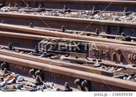 鉄道線路の分岐器にあるクロッシング（轍差）と50Nレールの刻印 136695036