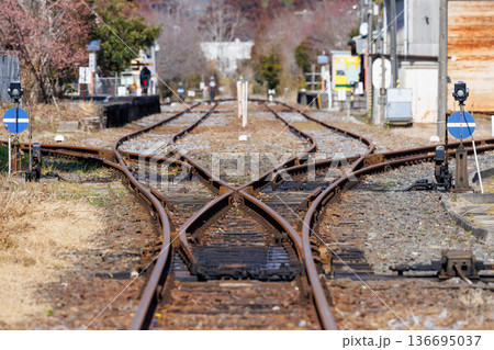 いすみ鉄道大多喜駅の線路分岐器(ポイント)と錆びたレール いすみ鉄道大多喜駅の線路分岐器(ポイント)と錆びたレール 136695037