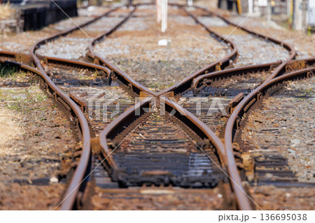 いすみ鉄道大多喜駅の線路分岐器（ポイント）と錆びたレール 136695038