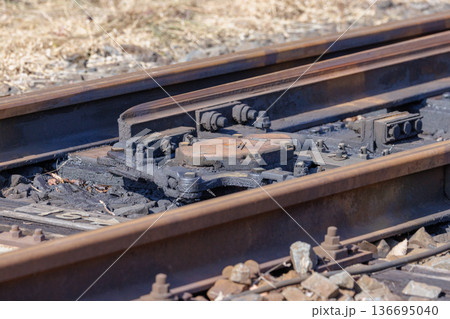 鉄道ポイント（分岐器）の可動部と黒光りするグリス 136695040