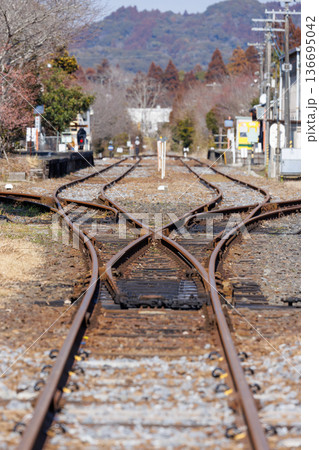 いすみ鉄道大多喜駅の線路分岐器(ポイント)と錆びたレール いすみ鉄道大多喜駅の線路分岐器(ポイント)と錆びたレール 136695042