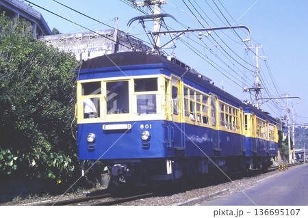 江ノ電、映画撮影用の塗装、801‐802、1982年8月4日、峰ヶ原信号所ー七里ヶ浜 136695107