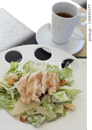 サラダ チキンサラダ コーヒー 朝食 ランチ サラダ チキンサラダ コーヒー 朝食 ランチ 136695377