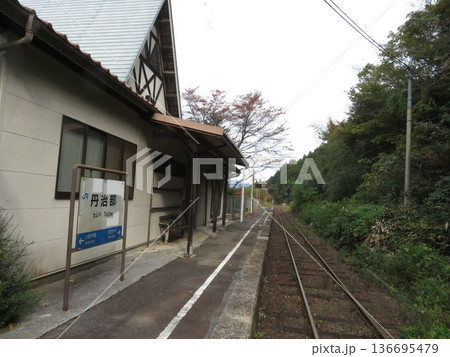 鉄路のある風景　丹治部駅　西日本旅客鉄道 136695479