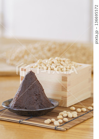 大豆と赤味噌(豆味噌) 136695572