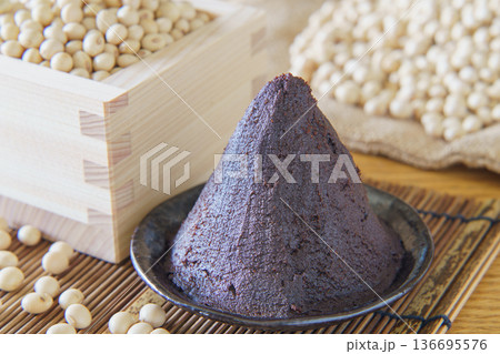 大豆と赤味噌(豆味噌) 136695576