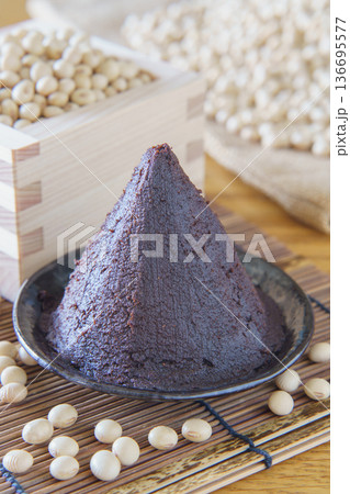 大豆と赤味噌(豆味噌) 大豆と赤味噌(豆味噌) 136695577