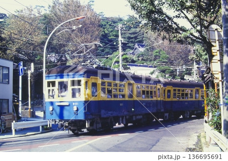 江ノ電800形、801‐802、映画撮影用の塗装、江の島ー腰越、1982年8月4日 136695691