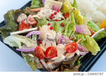 鶏肉やミニトマトにハーブを添えた彩り豊かなチキンサラダ 鶏肉やミニトマトにハーブを添えた彩り豊かなチキンサラダ 136695787