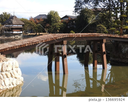 歴史ある大名庭園で復元途中の土橋(復元が進み橋面に土を置く前の状態) 歴史ある大名庭園で復元途中の土橋(復元が進み橋面に土を置く前の状態) 136695924