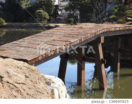 歴史ある大名庭園で復元途中の土橋（復元が進み橋面に土を置く前の状態） 136695925