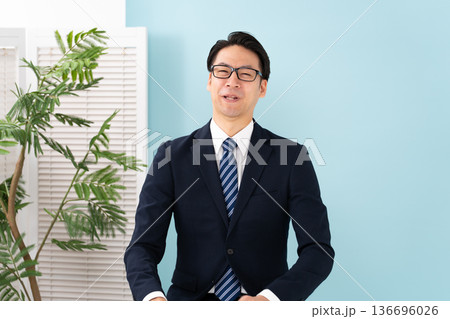 熱弁する男性 136696026