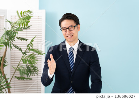 熱弁する男性 136696027