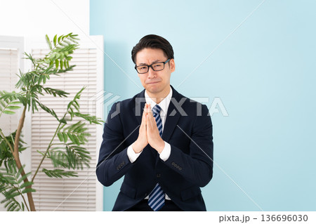熱弁する男性 熱弁する男性 136696030