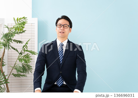 熱弁する男性 136696031