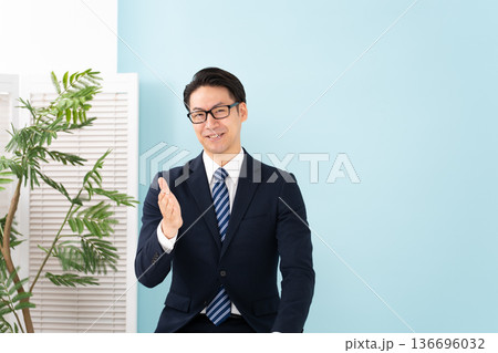 熱弁する男性 熱弁する男性 136696032