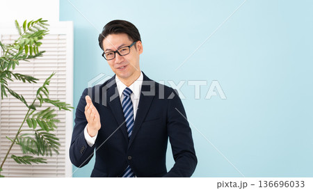 熱弁する男性 熱弁する男性 136696033