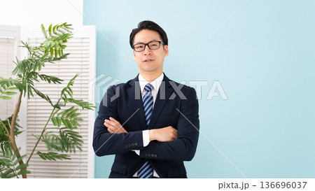 熱弁する男性 136696037