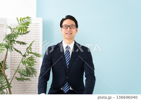 熱弁する男性 136696040