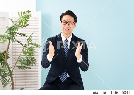熱弁する男性 136696041