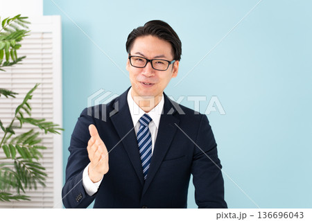 熱弁する男性 熱弁する男性 136696043