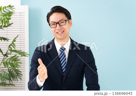 熱弁する男性 熱弁する男性 136696045