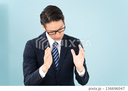 熱弁する男性 136696047