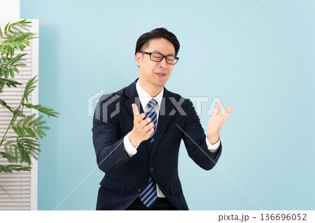 熱弁する男性 熱弁する男性 136696052