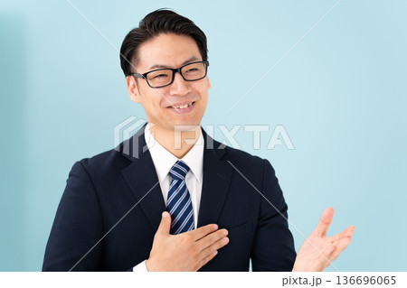 熱弁する男性 136696065