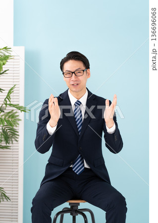 熱弁する男性 熱弁する男性 136696068