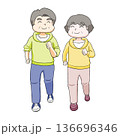 ウォーキングをする高齢者 136696346