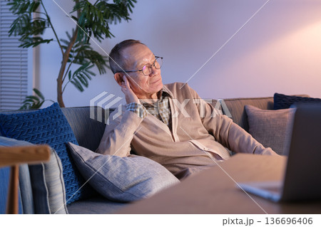 リビングでテレビを見るシニア男性 リビングでテレビを見るシニア男性 136696406