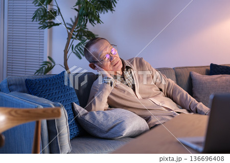 リビングでテレビを見るシニア男性 136696408