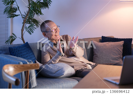 リビングでテレビを見るシニア男性 リビングでテレビを見るシニア男性 136696412