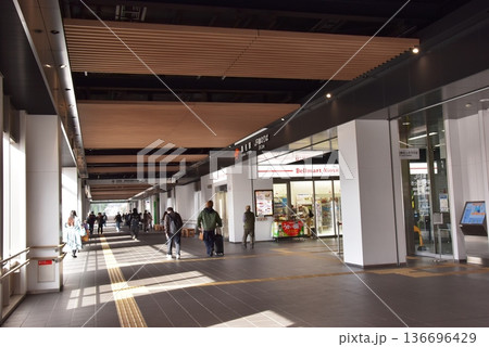 三重県 JR桑名駅の改札口前連絡通路 三重県 JR桑名駅の改札口前連絡通路 136696429