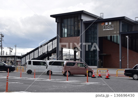 三重県 JR桑名駅と駅前風景 三重県 JR桑名駅と駅前風景 136696430