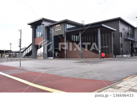 三重県　JR桑名駅と駅前風景 136696433