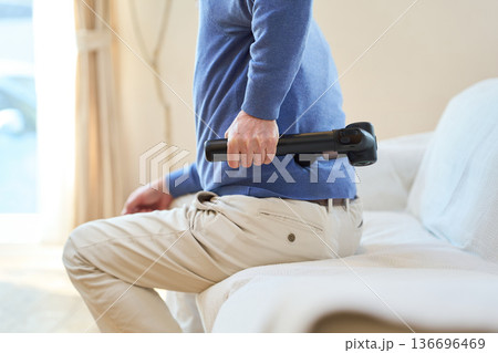 腰にマッサージガンを当てるアジア人シニア男性 腰にマッサージガンを当てるアジア人シニア男性 136696469