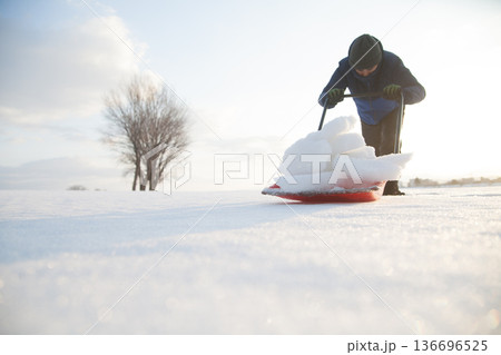 スノーダンプで除雪をする 136696525