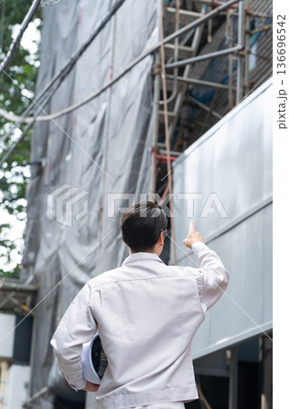 作業服の男性　屋外　足場 136696542