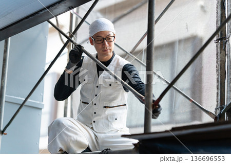 作業着の男性 足場 ニッカポッカ 作業着の男性 足場 ニッカポッカ 136696553