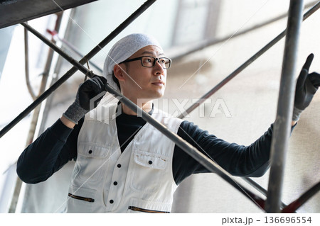 作業着の男性　足場　ニッカポッカ 136696554