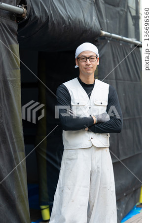 作業着の男性　ニッカポッカ　ポートレート 136696560