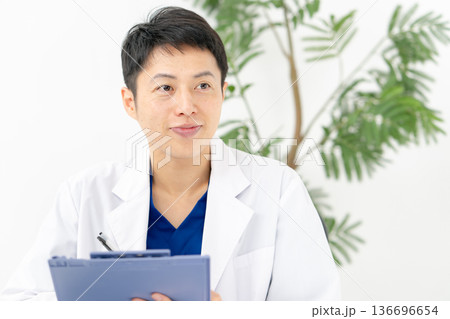 医療　白衣の男性　会話 136696654