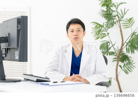 医療　白衣の男性　会話 136696656