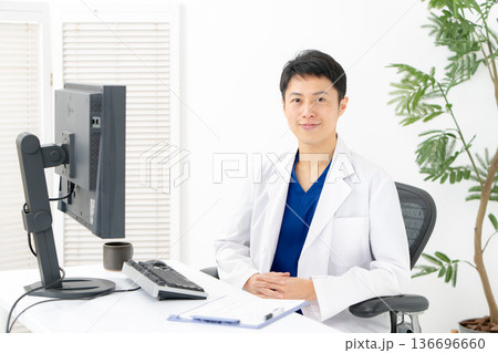 医療　白衣の男性　 136696660